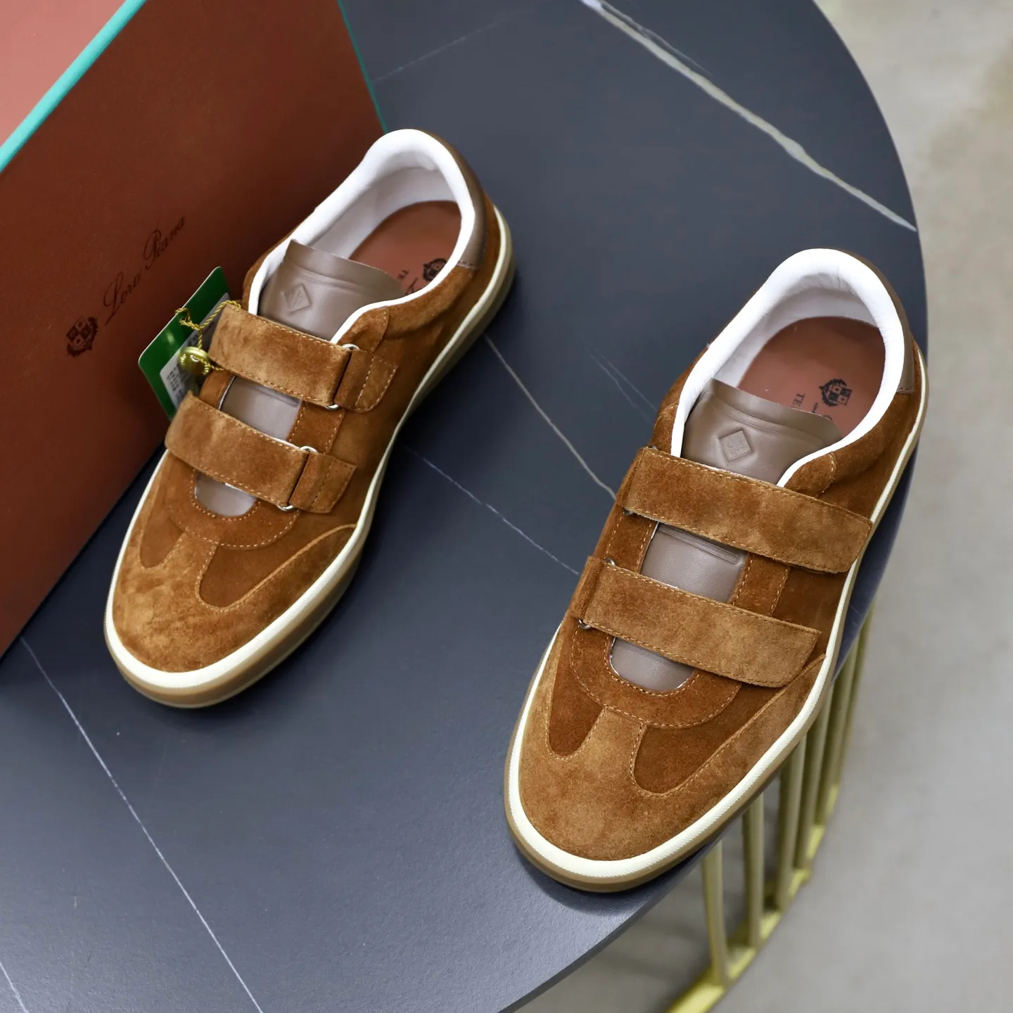Ex-factory price: 560💰Loro Riana men’s moral training sneakers! Made from high-quality materials and designed in a low-cut silhouette, it offers an elegant and stylish look that's suitable for year-round wear. The unique double-layer sole aesthetic design, caramel cup-shaped outsole is decorated with off-white rubber trim, creating an attractive color combination. Pair with tailored pieces or jeans for a sophisticated yet casual look. The heel is decorated with soft cow leather tongue with Kummel color inserts and cotton laces with embossed LP logo. Upper: cow split suede stitching knitted fabric. Lining: original thickened soft sheepskin. Size: 38-39-40-41-42-43-44 (customized in 45.46)